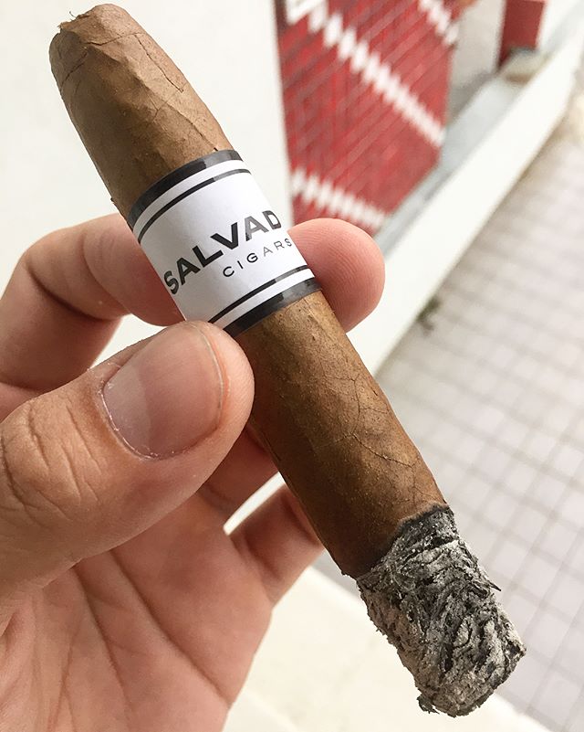 Este lançamento é um belo charuto brasileiro premium. “Salvador Cigar”