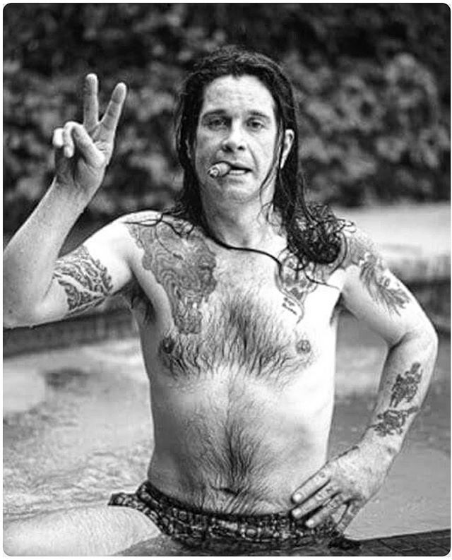 Feliz dia Mundial do Rock! Na foto, o lendário Ozzy Osbourne curtindo seu charuto