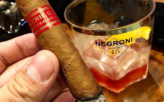 Comemorando o lançamento do #CarusoJournal #7 com um “Negroni 45” e um clássico cubano “Partagas D4”