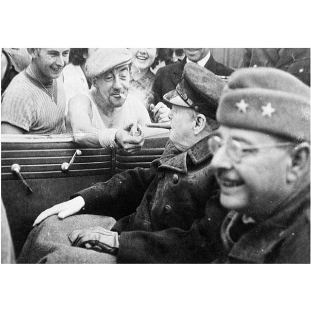 Belíssimo registro do ano de 1944, trabalhador francês acendendo o charuto de “Winston Churchill”