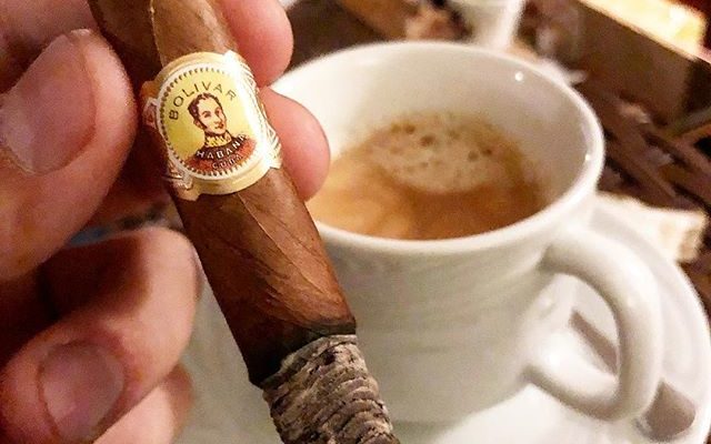 “Bolivar Coronas Junior”, cubano de bitola curta especial para uma fumada rápida.