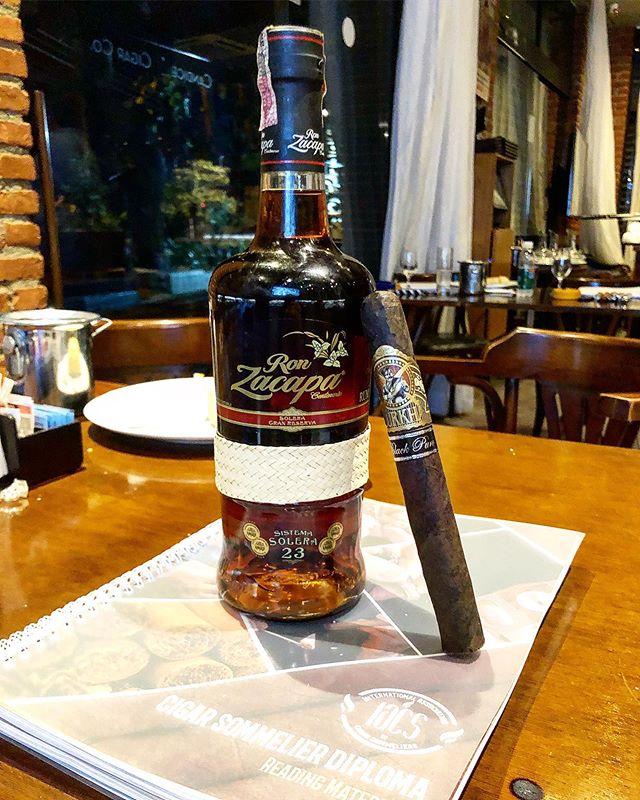 Primeiro dia do curso de “Cigar Sommelier” pela IACS no Rio de Janeiro – Harmonização de “Gurkha Black Puro” com “Rum Zacapa 23 Anos”